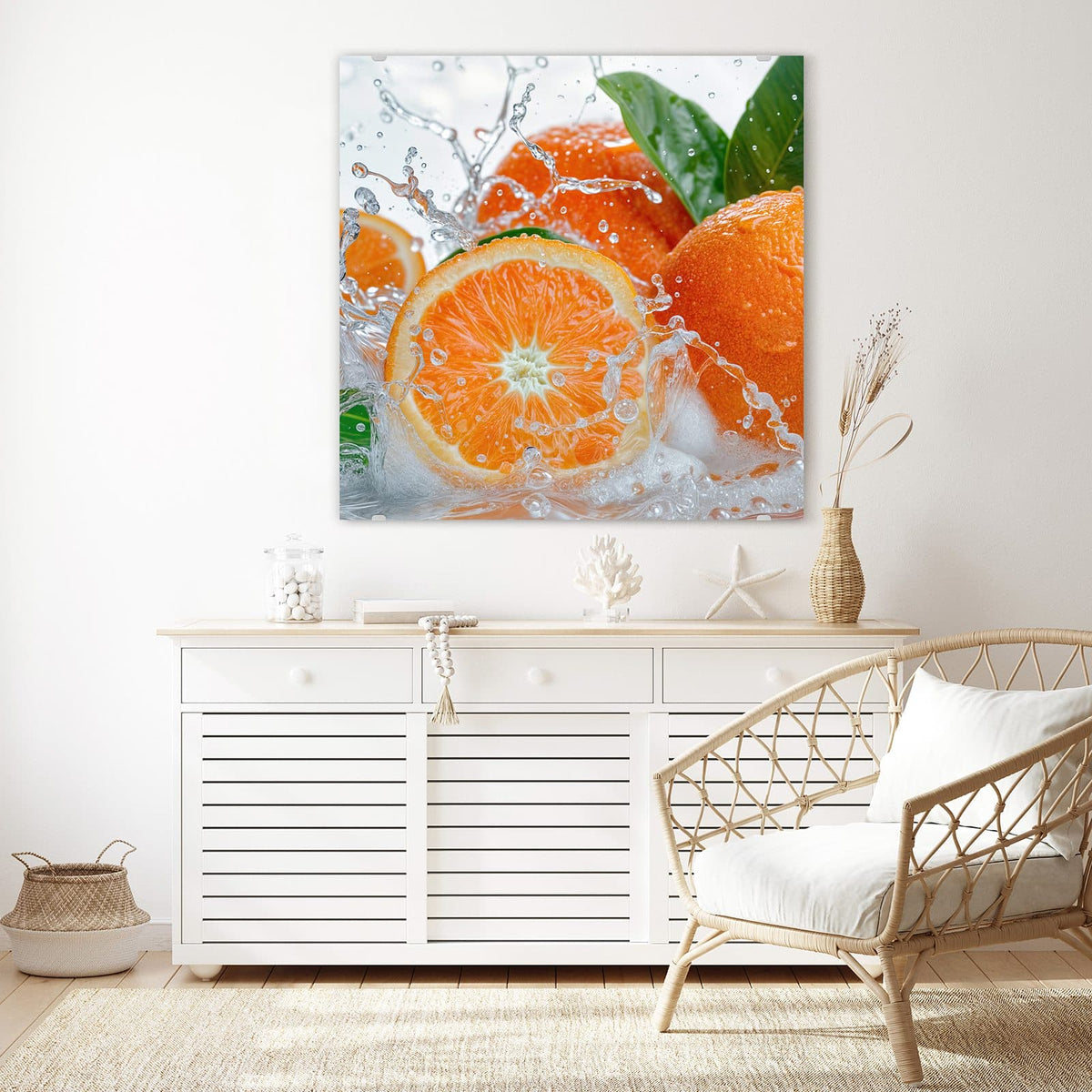 Glasbild Orangen im Wasser an der Wand – Ganze Orangen und eine Orangenscheibe im aufspritzenden Wasser mit grünen Blättern