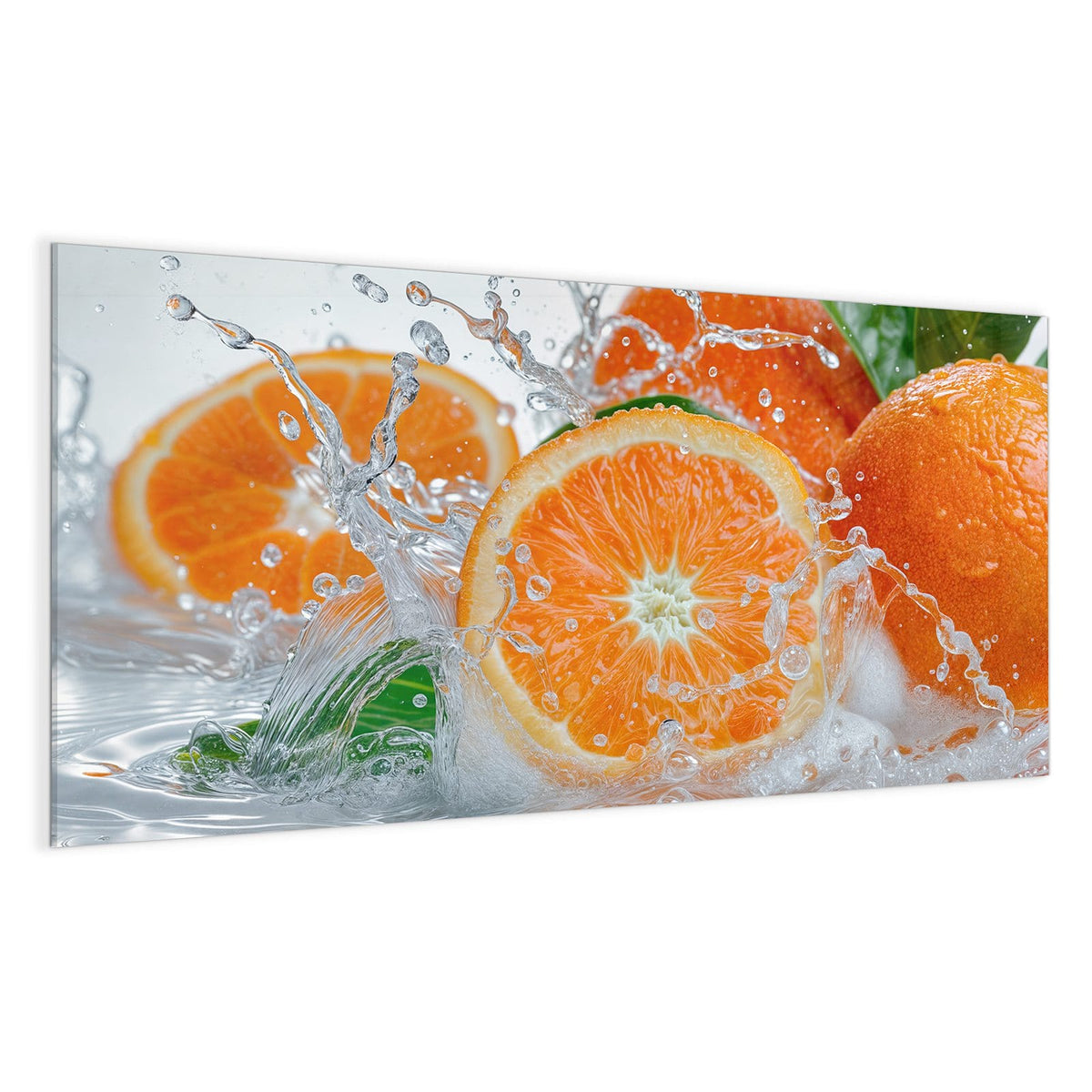 Ganze Orangen und eine Orangenscheibe im aufspritzenden Wasser mit grünen Blättern