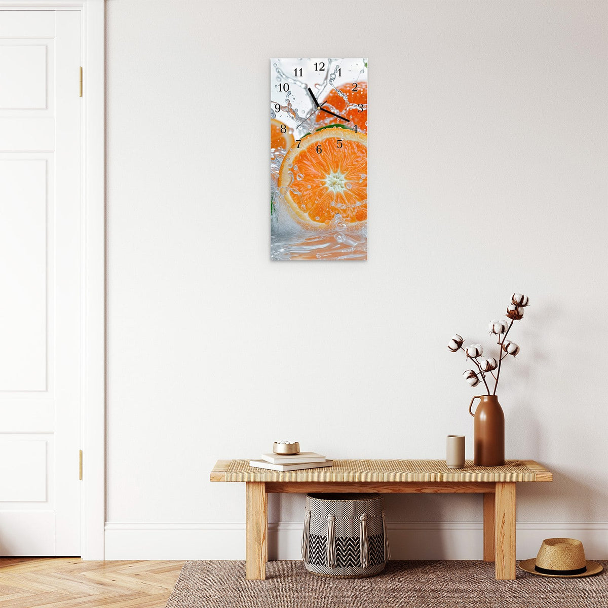 Moderne Wanduhr aus Glas mit Farbtiefe – Wanduhr Spritzige Orangen aus Glas – Hochformat 30 × 60 cm