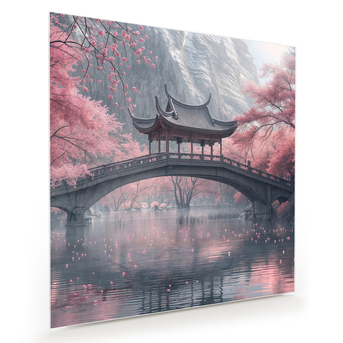 Steinbogenbrücke mit Pavillon zwischen rosa Kirschbäumen am Wasser