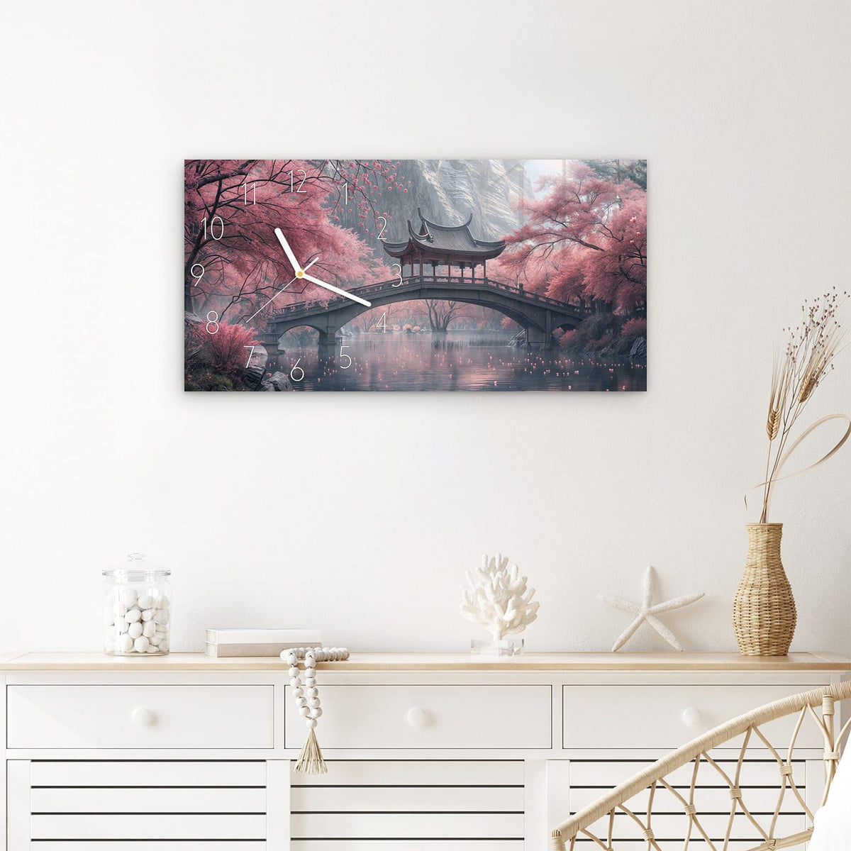 Wanduhr Japanischer Garten aus Glas – Querformat 60 × 30 cm – Steinpavillon zwischen Kirschblüten