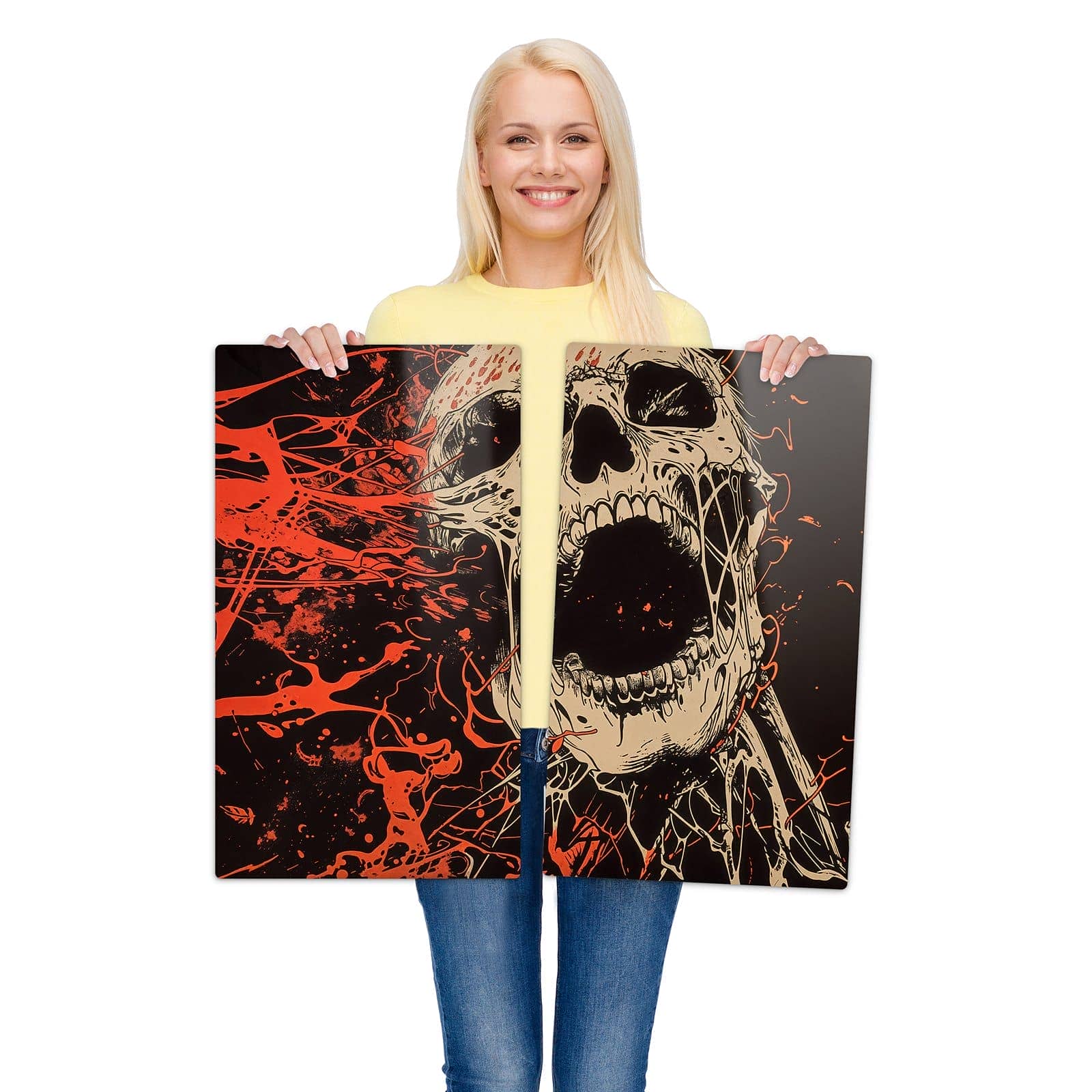 2-teilige Herdabdeckplatte mit Schreiender Schädel-Motiv wird zur Größendarstellung gehalten