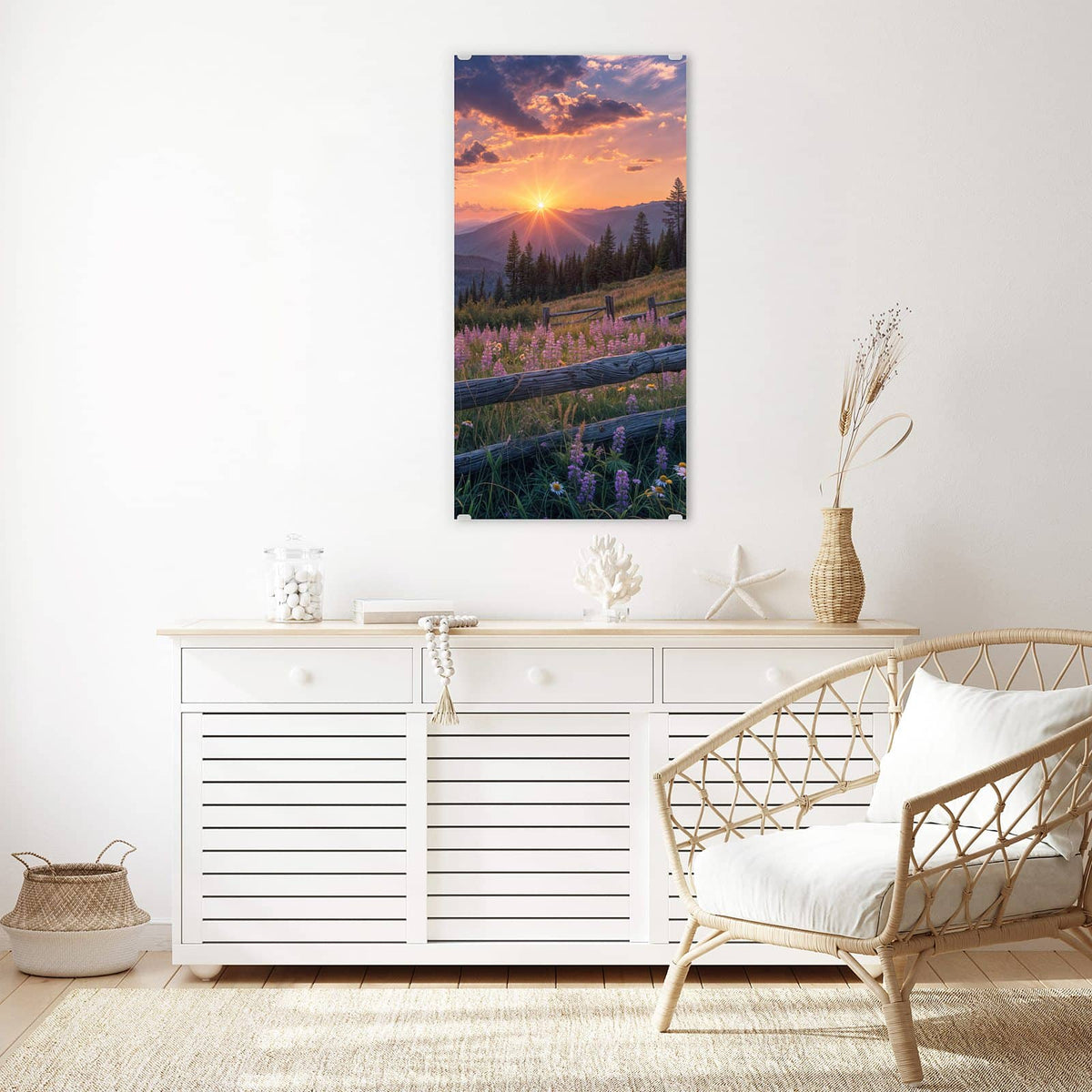 Glasbild Lila Blüten am Zaun an der Wand – Verwitterter Holzzaun vor lila Blütenwiese, Sonnenstern über Bergen und Nadelwald
