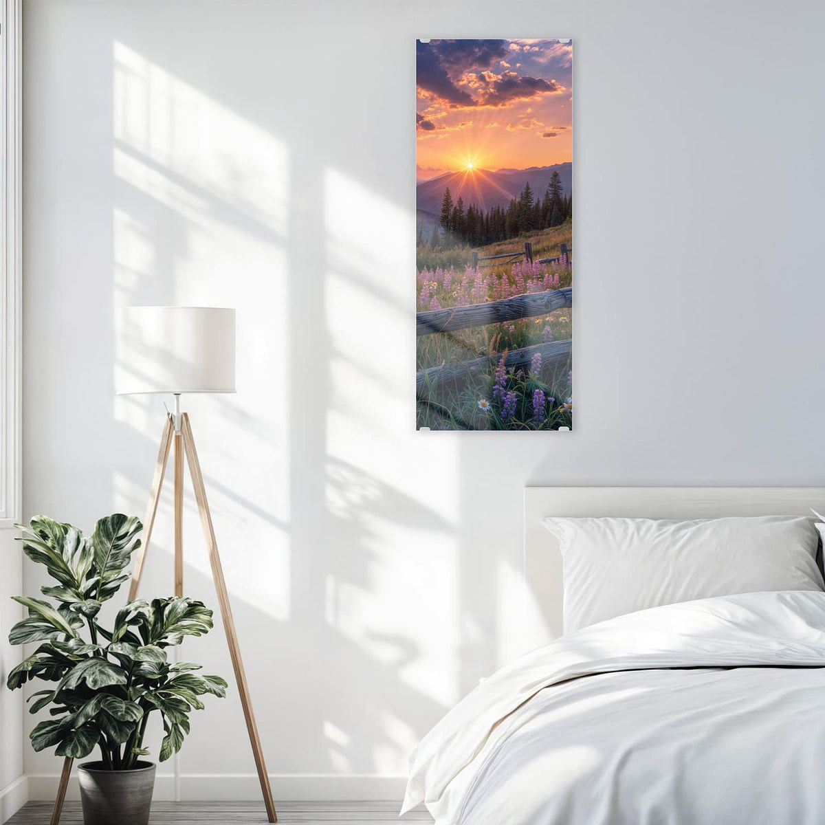 Glasbild Lila Blüten am Zaun an der Wand – Verwitterter Holzzaun vor lila Blütenwiese, Sonnenstern über Bergen und Nadelwald
