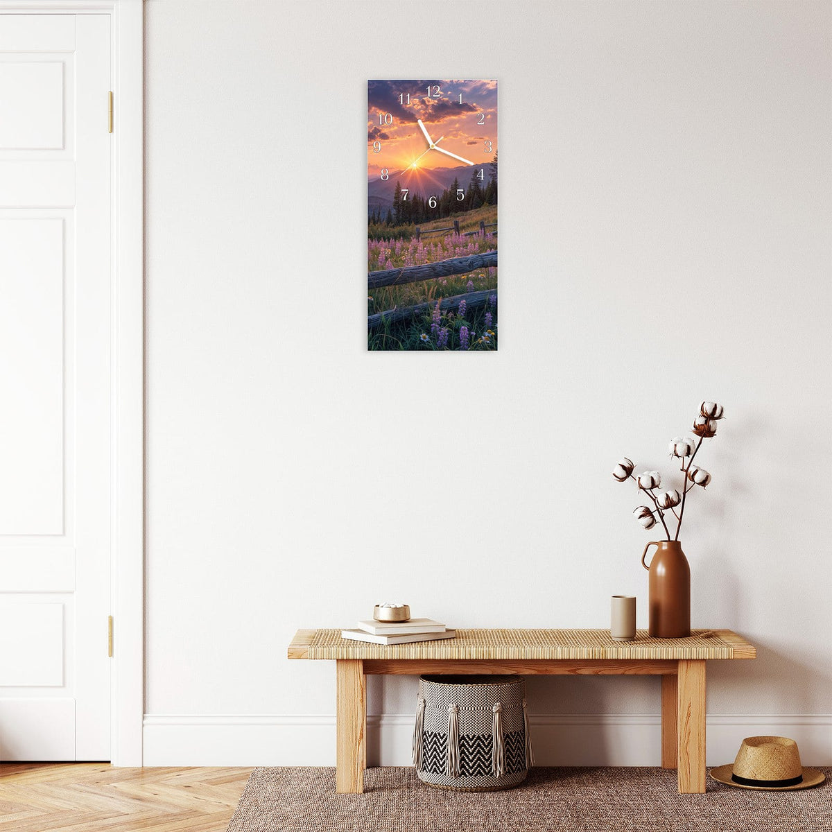 Moderne Wanduhr aus Glas mit Farbtiefe – Wanduhr Sonnenuntergang Wiese aus Glas – Hochformat 30 × 60 cm