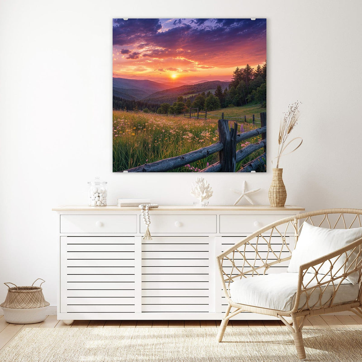 Glasbild Blumenwiese mit Holzzaun an der Wand – Wildblumenwiese hinter einem groben Holzzaun, Sonnenuntergang über bewaldeten Hügeln