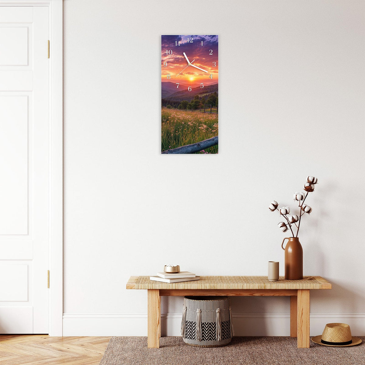 Moderne Wanduhr aus Glas mit Farbtiefe – Wanduhr Blumenwiese mit Holzzaun aus Glas – Hochformat 30 × 60 cm