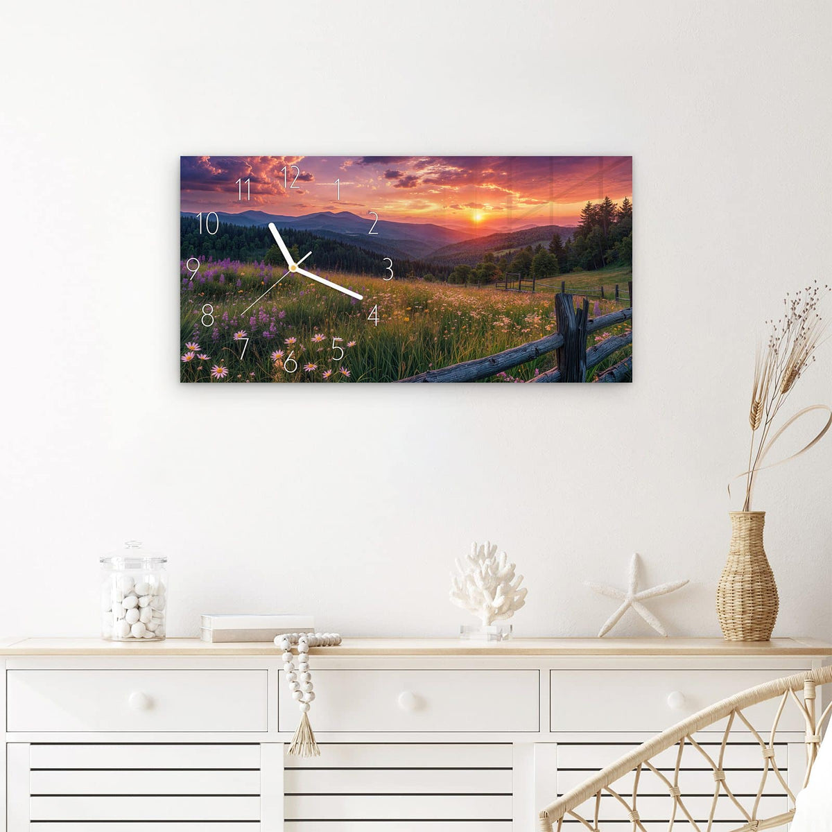 Wanduhr Blumenwiese mit Holzzaun aus Glas – Querformat 60 × 30 cm – Wildblumen am Zaun bei Sonnenuntergang
