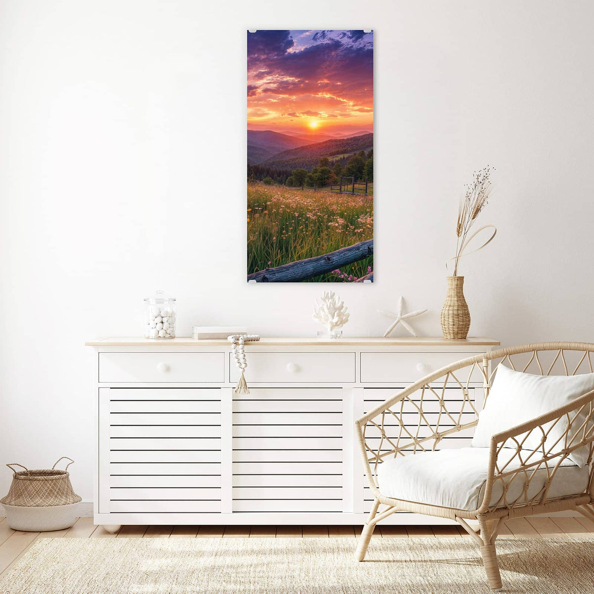 Glasbild Blumenwiese mit Holzzaun an der Wand – Wildblumenwiese hinter einem groben Holzzaun, Sonnenuntergang über bewaldeten Hügeln