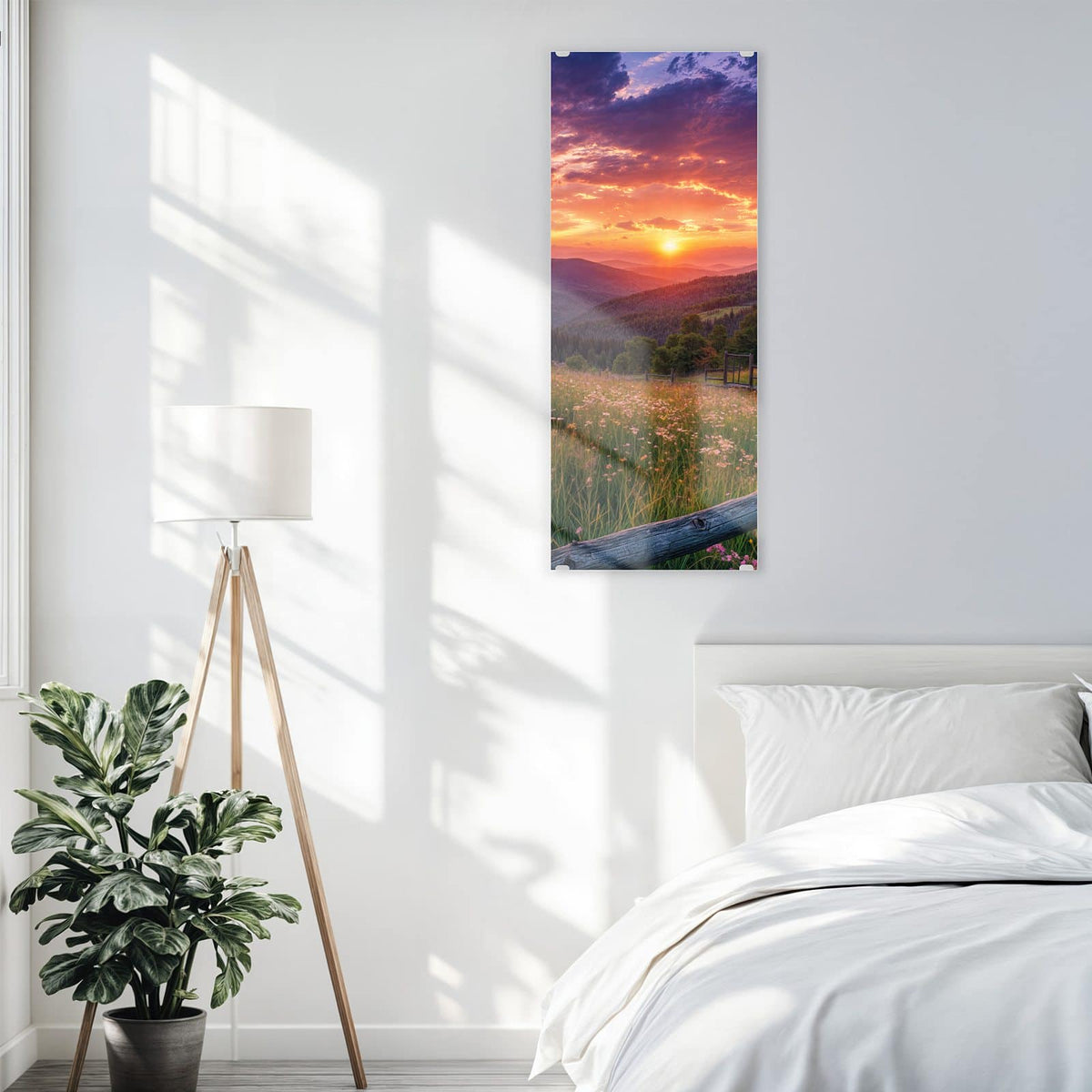 Glasbild Blumenwiese mit Holzzaun an der Wand – Wildblumenwiese hinter einem groben Holzzaun, Sonnenuntergang über bewaldeten Hügeln