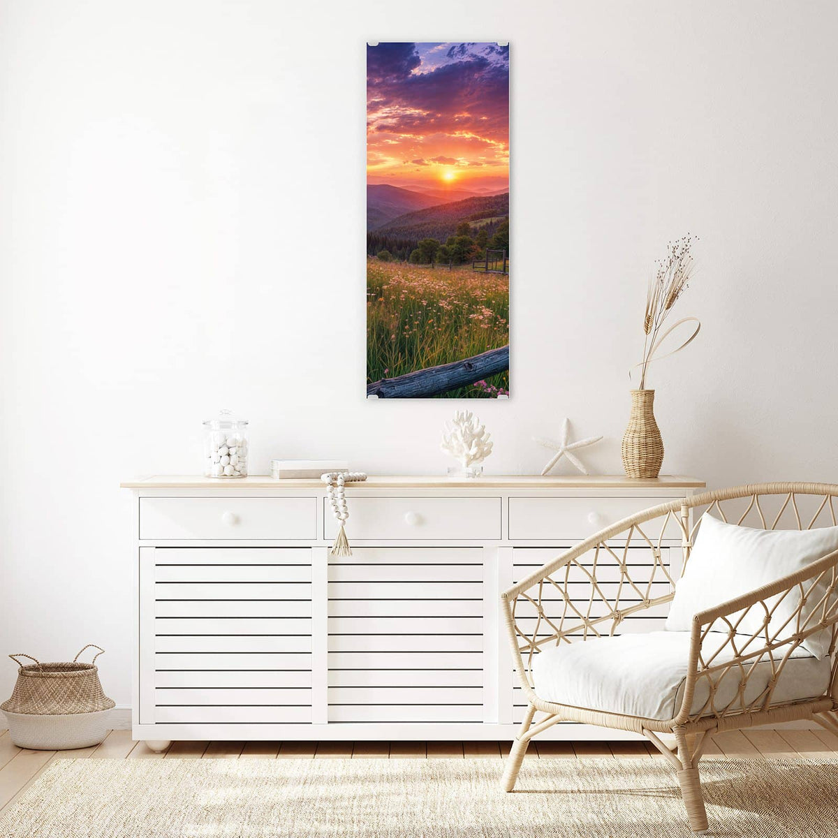 Glasbild Blumenwiese mit Holzzaun an der Wand – Wildblumenwiese hinter einem groben Holzzaun, Sonnenuntergang über bewaldeten Hügeln
