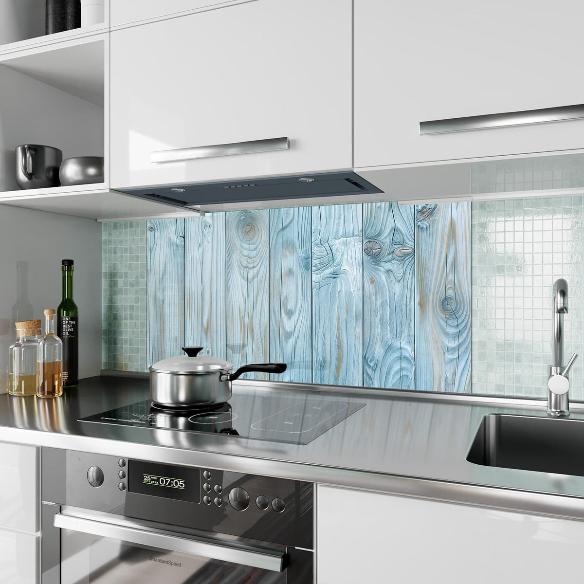 Küchenrückwand aus Glas Hellblaue Holzbretter im Hochformat als Spritzschutz hinter dem Kochfeld, über dem Fliesenspiegel montiert