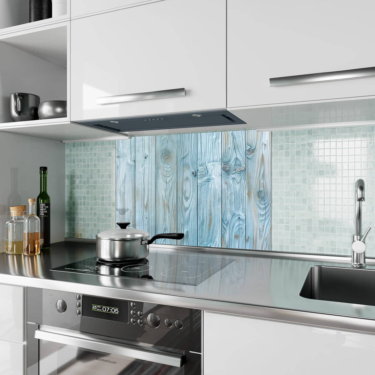 Küchenrückwand aus Glas Hellblaue Holzbretter im Hochformat als Spritzschutz hinter dem Kochfeld, über dem Fliesenspiegel montiert