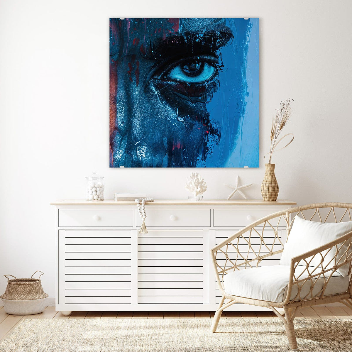 Glasbild Gemaltes Auge in Blau an der Wand – Halbes gemaltes Gesicht in Blau mit einem großen Auge und laufender Farbe