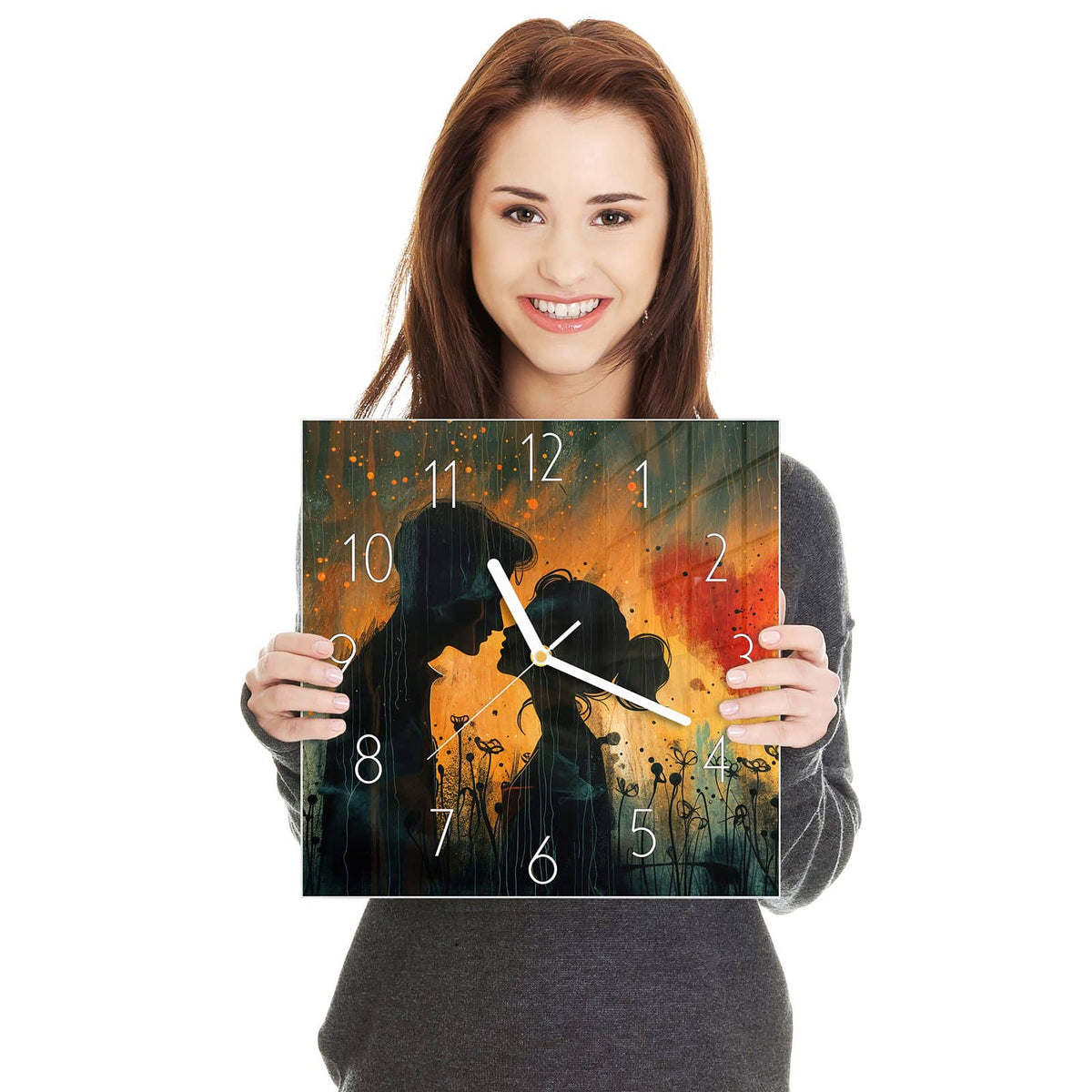 Quadratische Wanduhr aus Glas Liebespaar mit Herz in zwei Händen gehalten – Größenvergleich, 30 × 30 cm