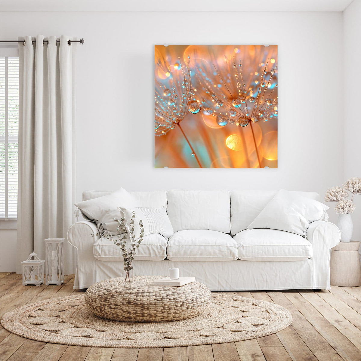 Glasbild Pusteblume im Tau an der Wand – Zwei Samenschirme dicht mit klaren Wassertropfen besetzt, orange-türkises Bokeh dahinter.