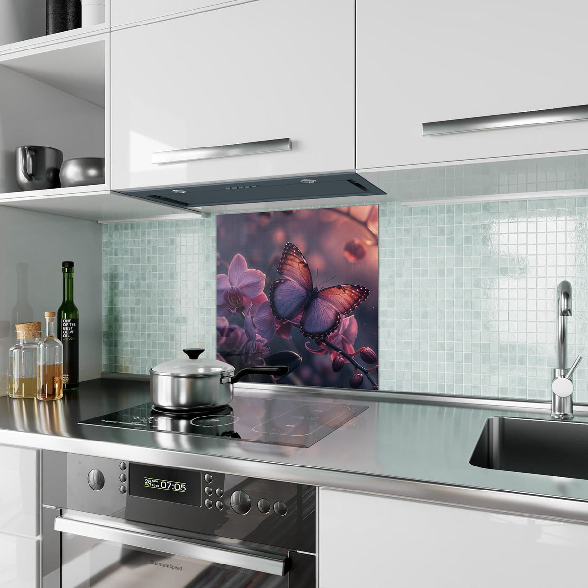 Küchenrückwand aus Glas Lila Schmetterling im quadratischen Format als Spritzschutz hinter dem Kochfeld, über dem Fliesenspiegel montiert
