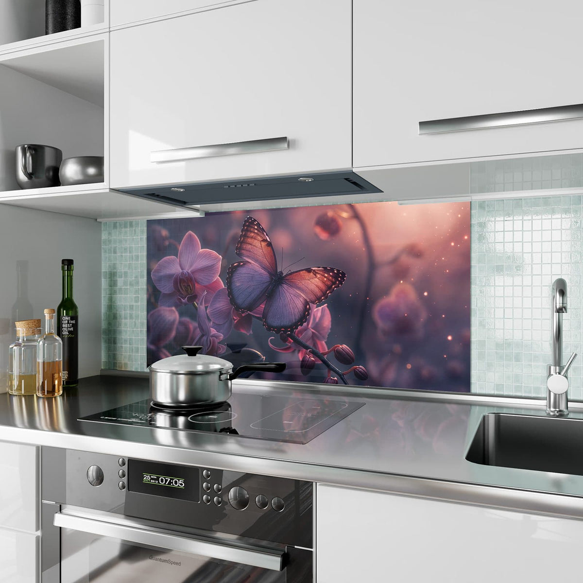 Küchenrückwand aus Glas Lila Schmetterling im Hochformat als Spritzschutz hinter dem Kochfeld, über dem Fliesenspiegel montiert