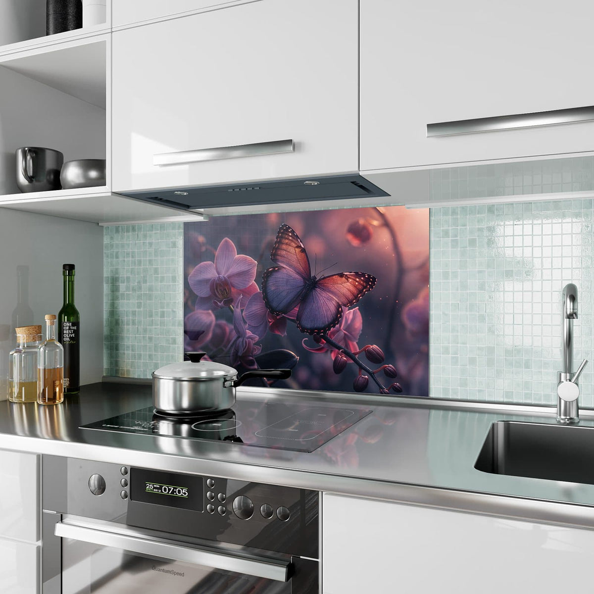 Küchenrückwand aus Glas Lila Schmetterling im Hochformat als Spritzschutz hinter dem Kochfeld, über dem Fliesenspiegel montiert