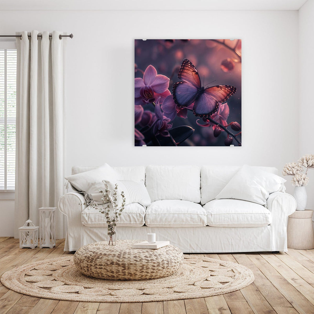 violett-kupferner Schmetterling auf lila Orchideenblüten in dunklem Licht