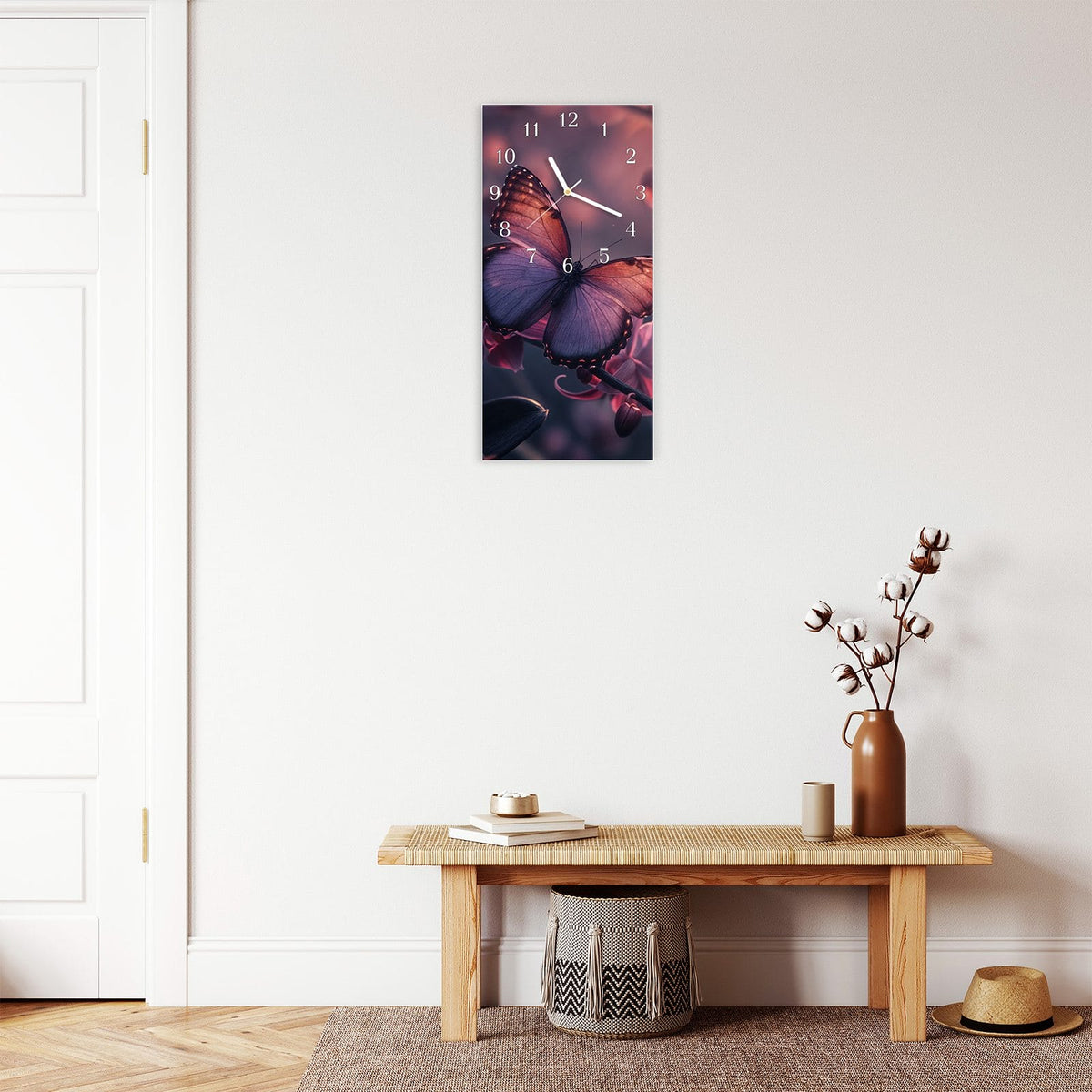 Moderne Wanduhr aus Glas mit Farbtiefe – Wanduhr Schmetterling Blüte aus Glas – Hochformat 30 × 60 cm
