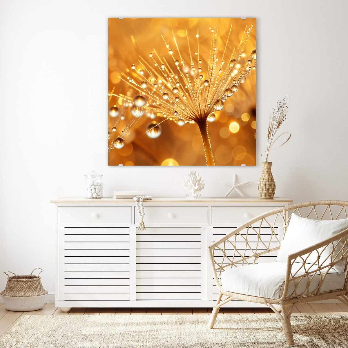 Glasbild Pusteblume voll Tau an der Wand – Löwenzahnschirmchen voller funkelnder Wassertropfen vor goldenen Lichtpunkten.
