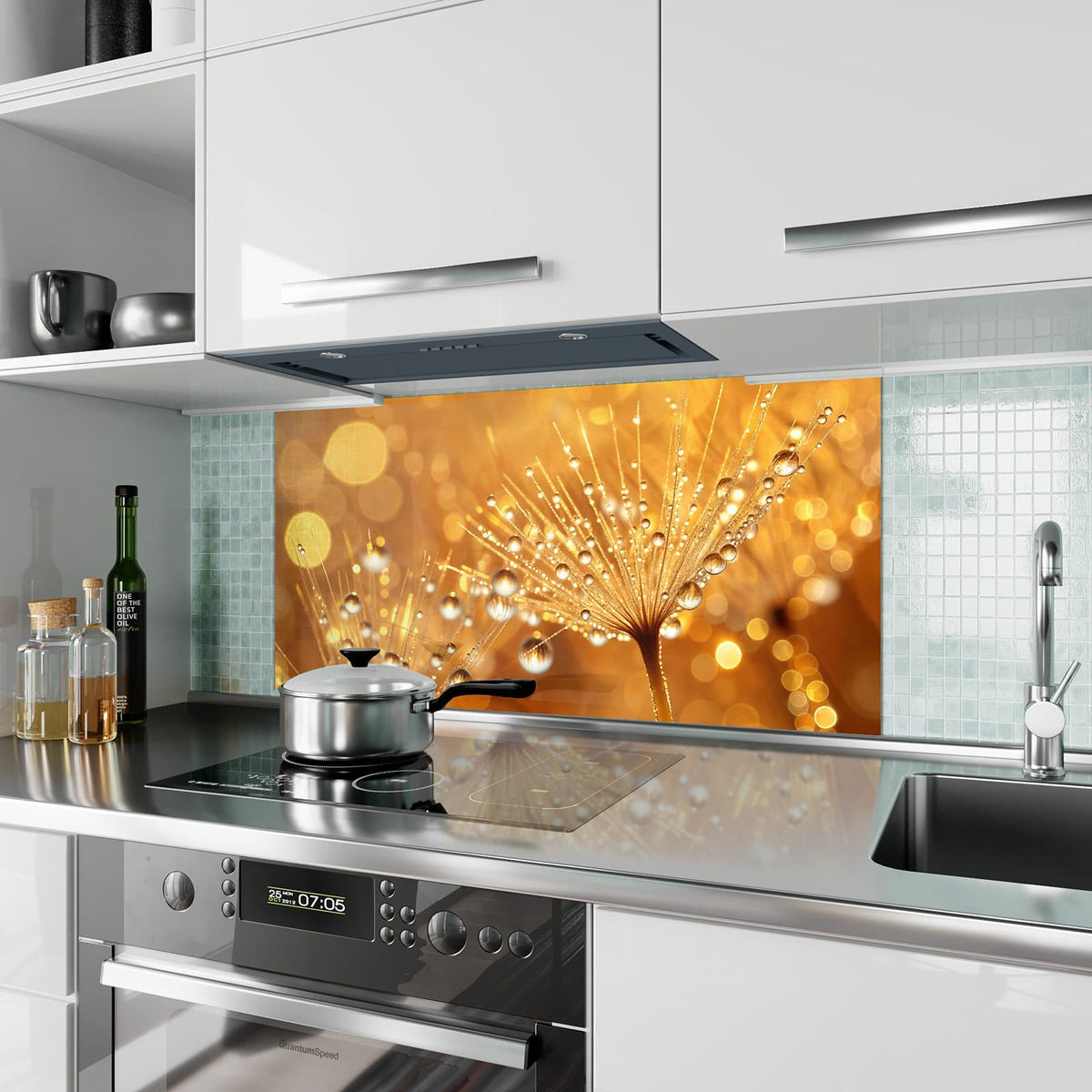 Küchenrückwand aus Glas Pusteblume voll Tau im Hochformat als Spritzschutz hinter dem Kochfeld, über dem Fliesenspiegel montiert