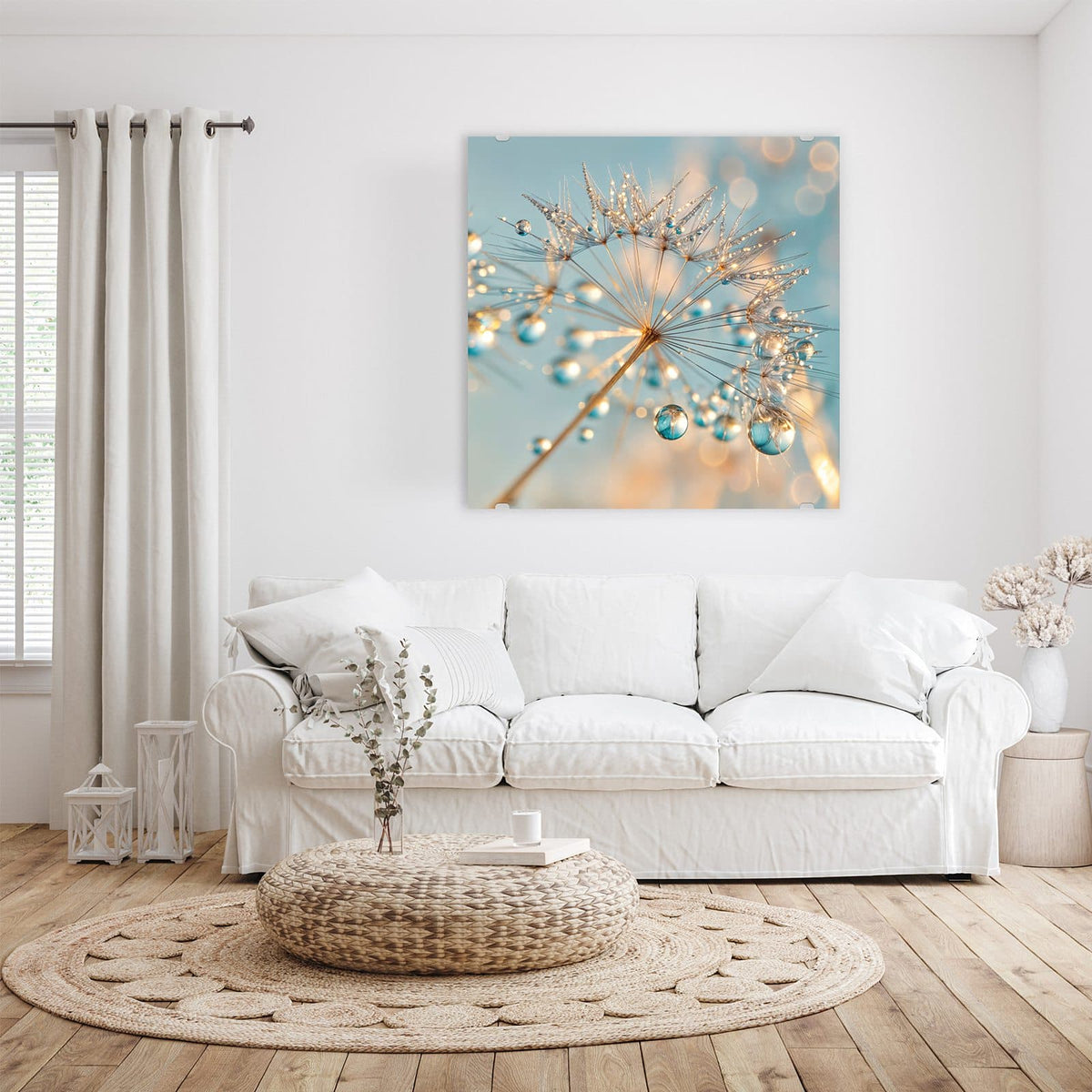 Glasbild Pusteblume am Himmel an der Wand – Einzelner Samenschirm mit funkelnden Tautropfen vor hellblauem Himmel und goldenem Bokeh