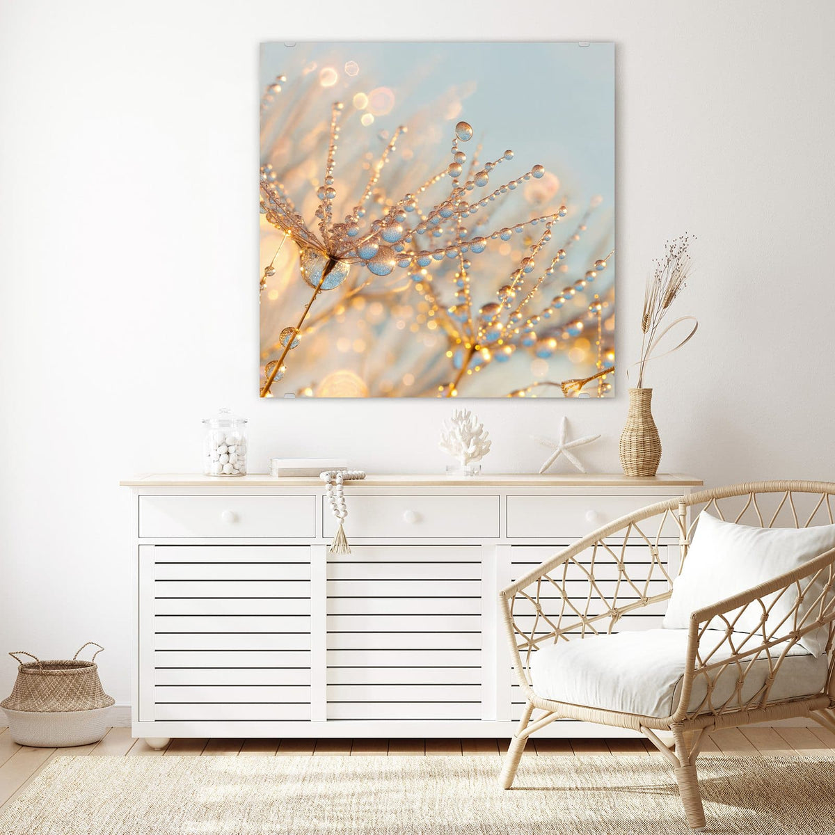 Glasbild Glitzernde Tautropfen an der Wand – Makro von Pusteblumenschirmchen voller glitzernder Tautropfen vor hellblau-goldenem Licht