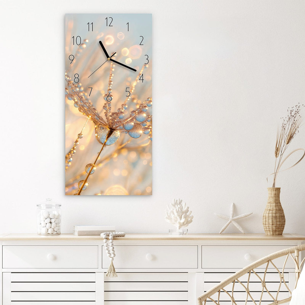 Wanduhr Tautropfen Panorama aus Glas – Hochformat 30 × 60 cm – Glitzernde Tautropfen an zarten Pflanzen
