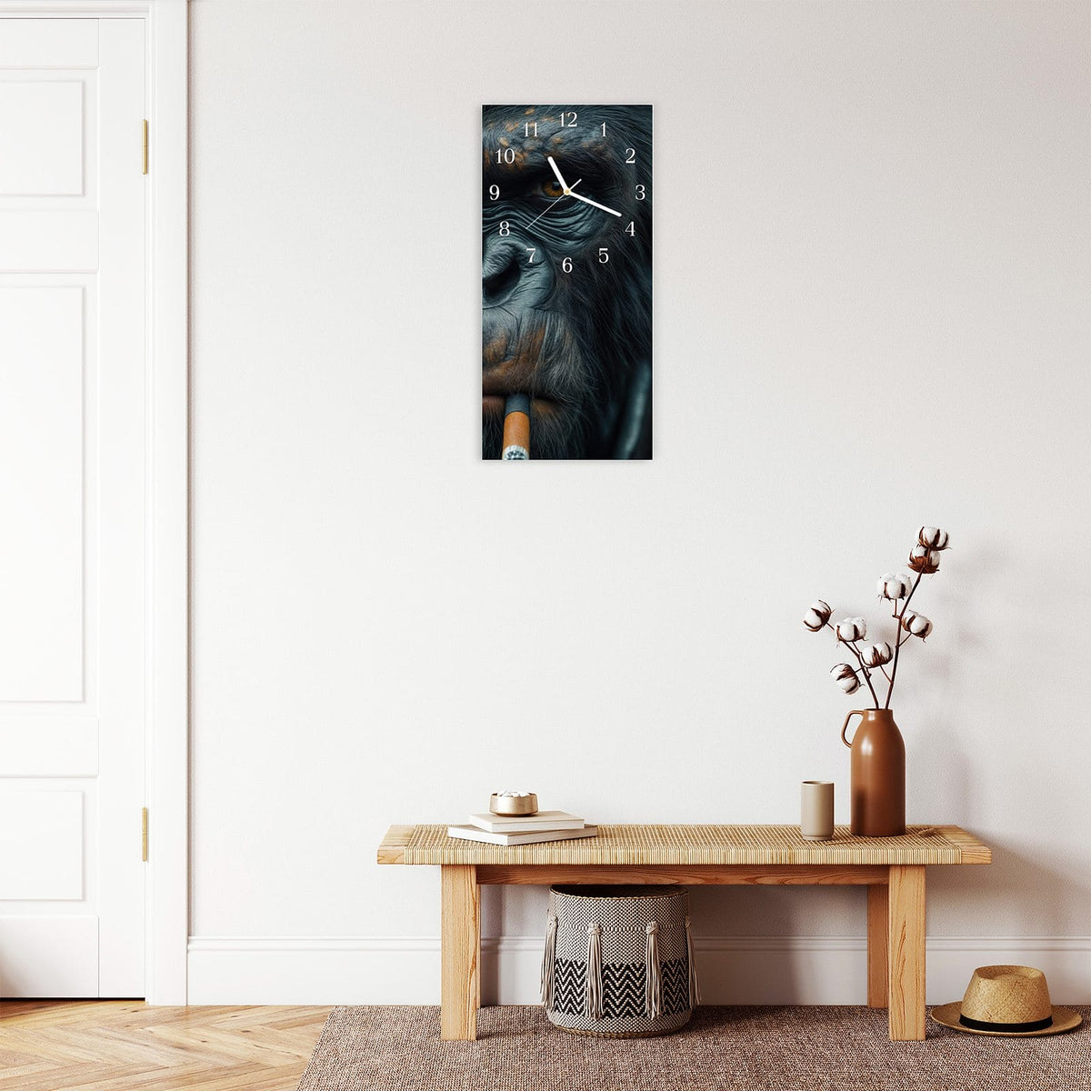 Moderne Wanduhr aus Glas mit Farbtiefe – Wanduhr Rauchender Affe aus Glas – Hochformat 30 × 60 cm