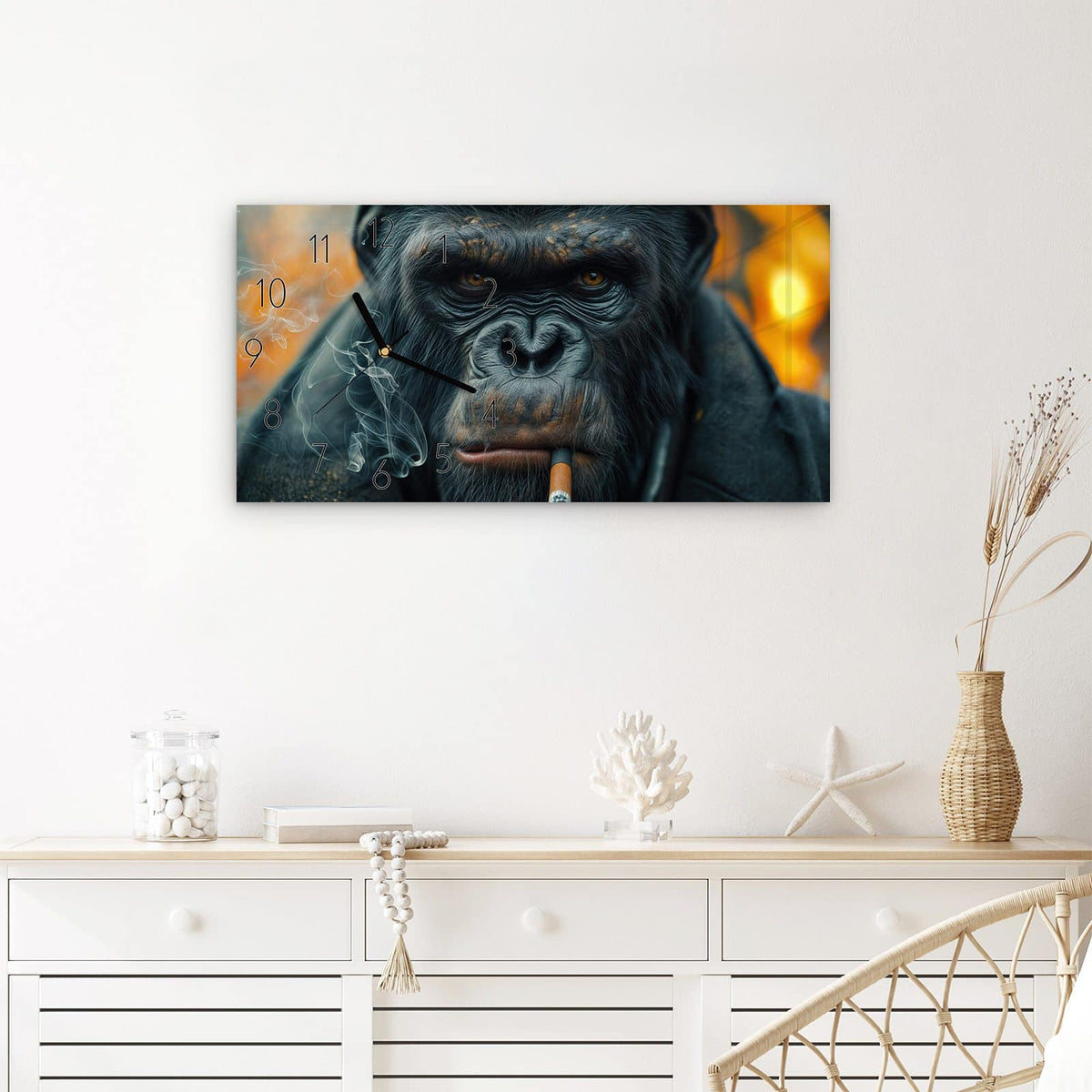 Wanduhr Rauchender Affe aus Glas – Querformat 60 × 30 cm – Affe mit Zigarre und Mantel