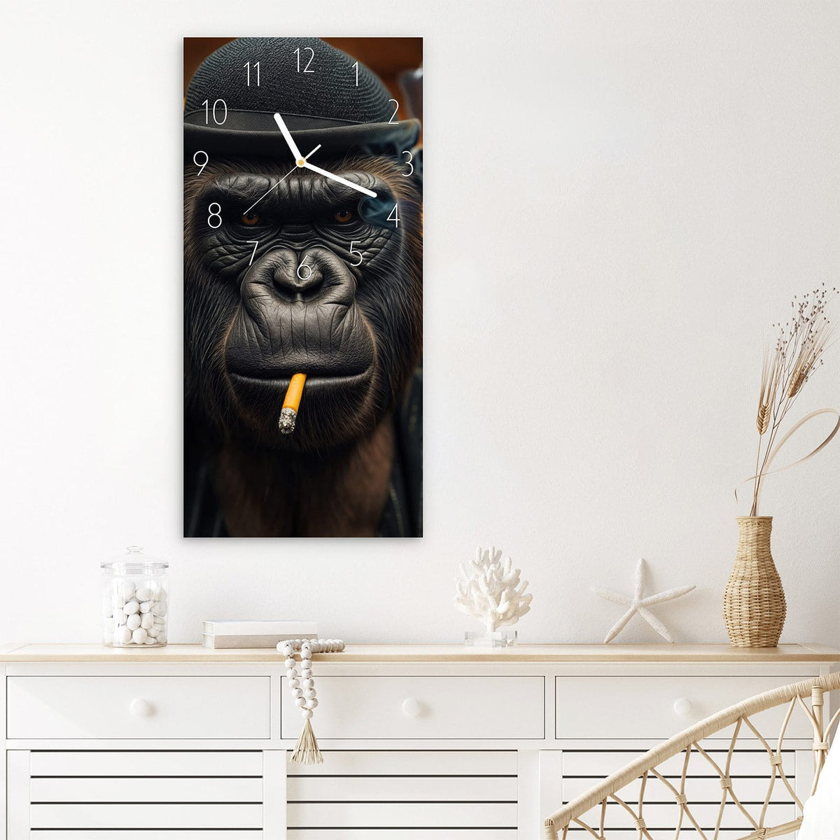 Wanduhr Rauchender Gorilla aus Glas – Hochformat 30 × 60 cm – Gorilla mit Melone und Nadelstreifen