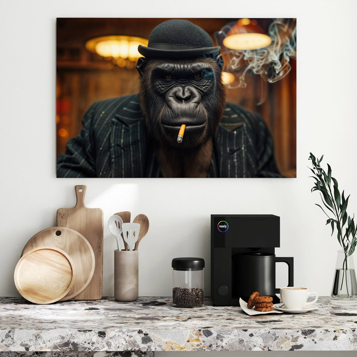 Gorilla mit schwarzer Melone und Nadelstreifenanzug, Zigarette im Mund, warme Lichter im Hintergrund