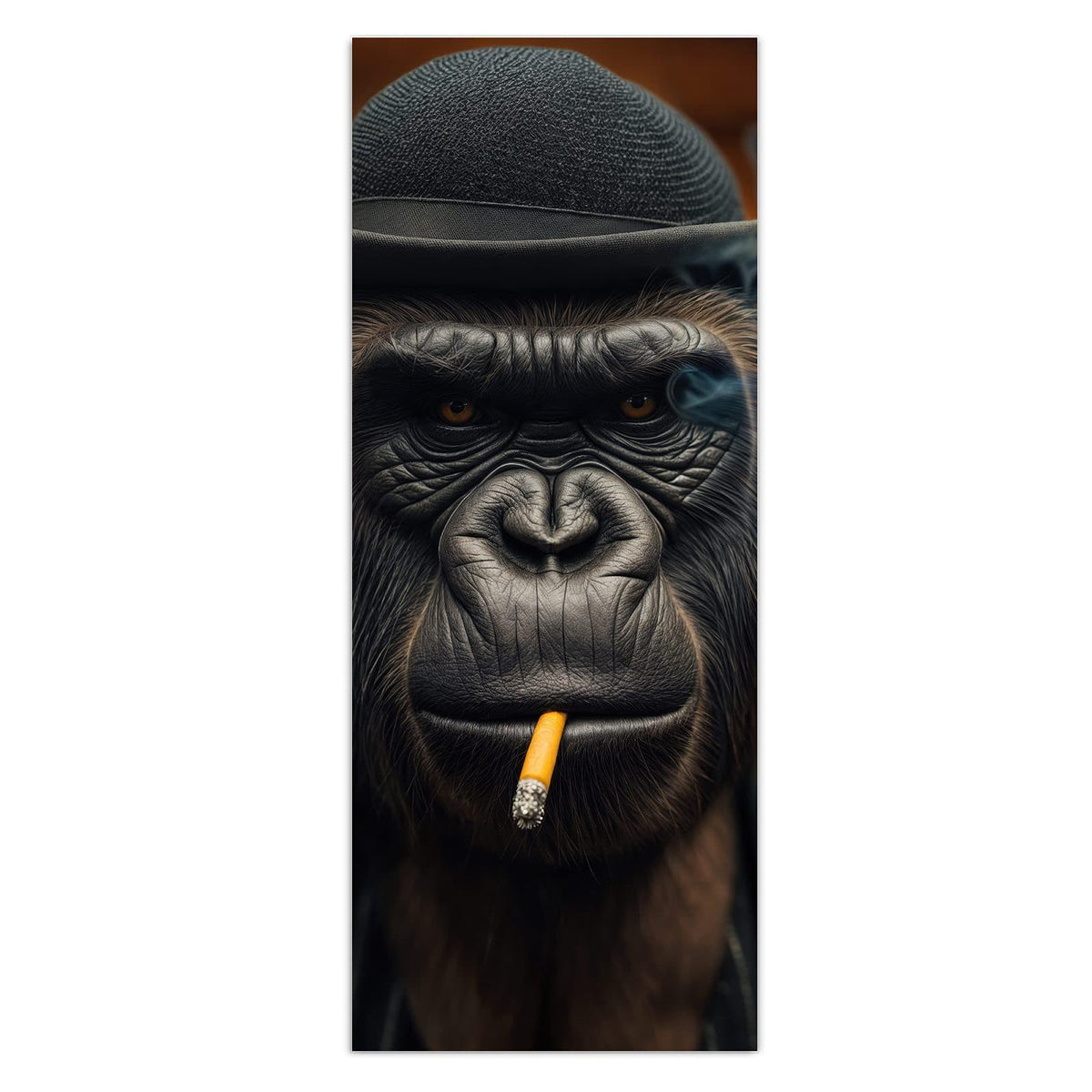 Gorilla mit schwarzer Melone und Nadelstreifenanzug, Zigarette im Mund, warme Lichter im Hintergrund