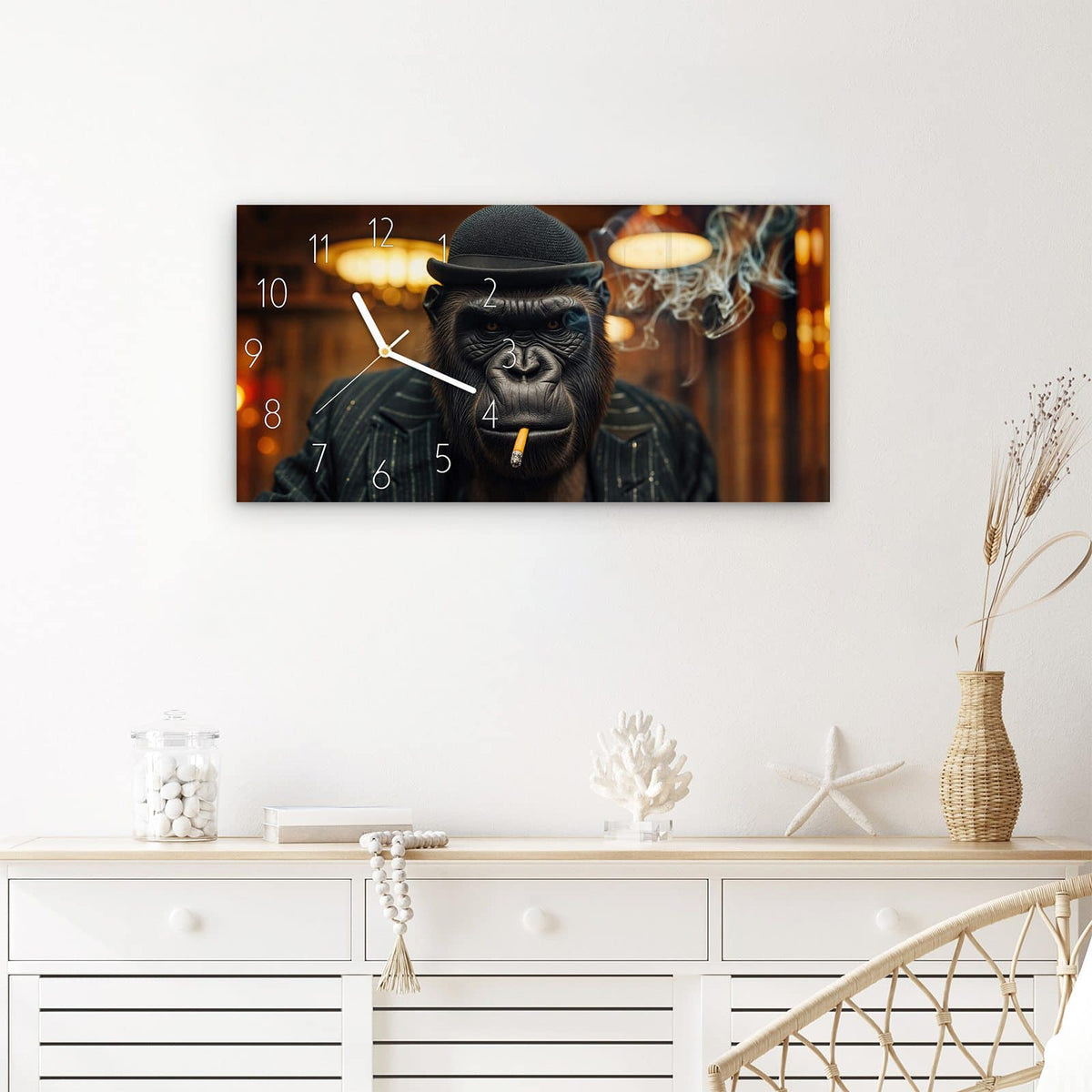 Wanduhr Rauchender Gorilla aus Glas – Querformat 60 × 30 cm – Gorilla mit Melone und Nadelstreifen