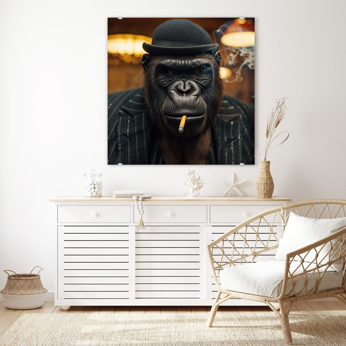 Glasbild Gorilla im Anzug an der Wand – Gorilla mit schwarzer Melone und Nadelstreifenanzug, Zigarette im Mund, warme Lichter im Hintergrund