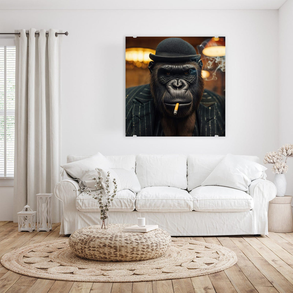 Glasbild Gorilla im Anzug an der Wand – Gorilla mit schwarzer Melone und Nadelstreifenanzug, Zigarette im Mund, warme Lichter im Hintergrund