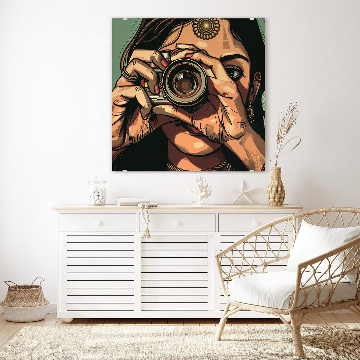 Glasbild Frau mit Kamera an der Wand – Comic-Illustration einer Frau, die eine Spiegelreflexkamera vors Gesicht hält