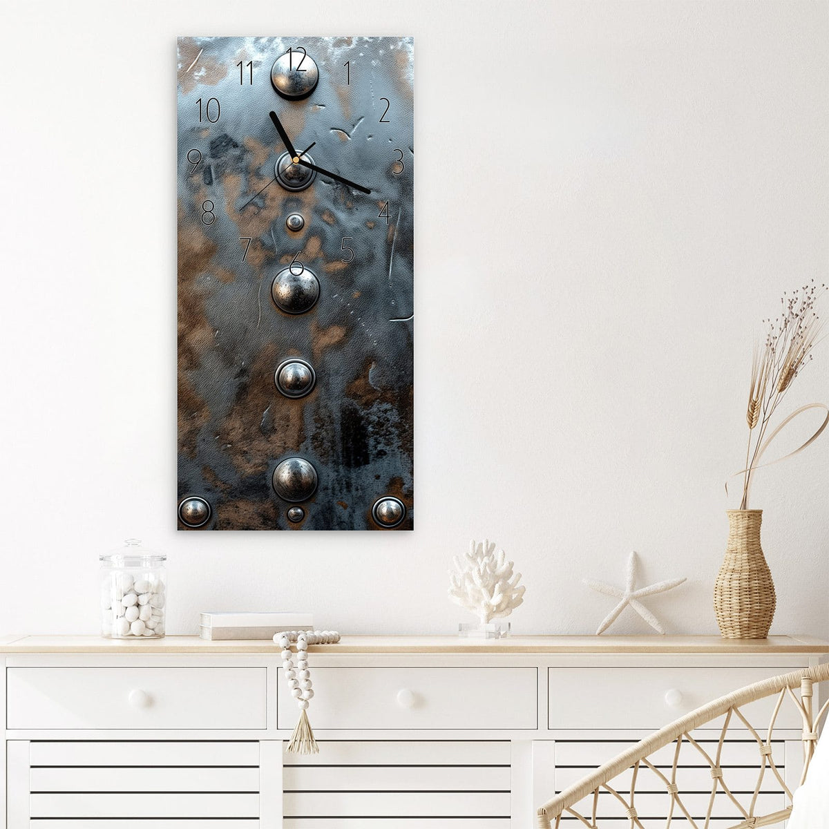 Wanduhr aus Glas im Hochformat Stahlplatte mit Nieten mit Ziffernblatt Elegant über einem weißen Sideboard