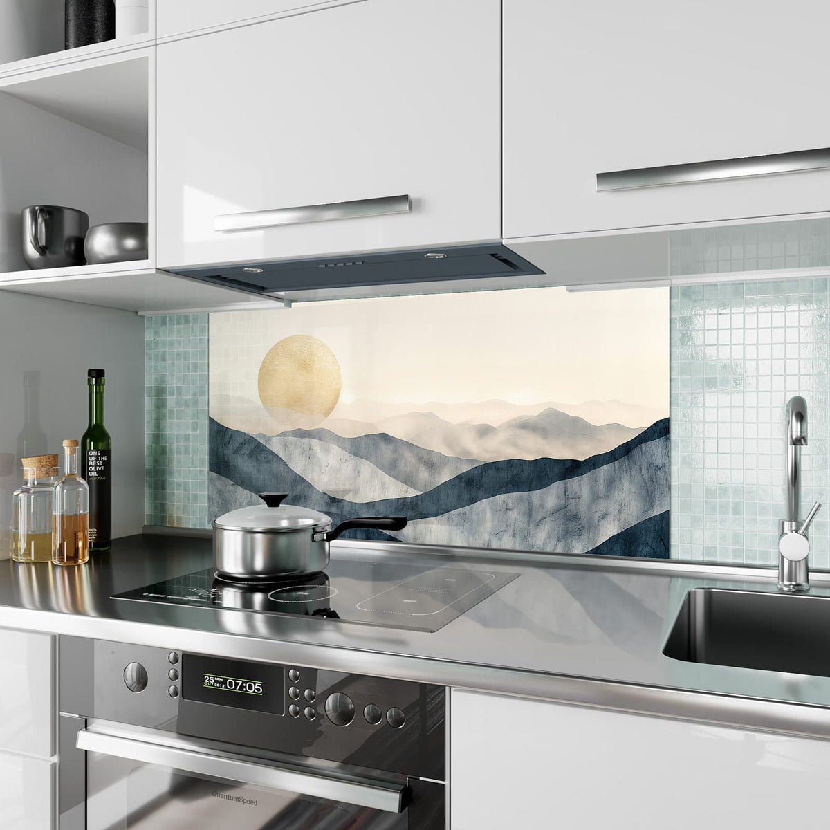 Küchenrückwand aus Glas Blaue Hügel mit Sonne im Hochformat als Spritzschutz hinter dem Kochfeld, über dem Fliesenspiegel montiert