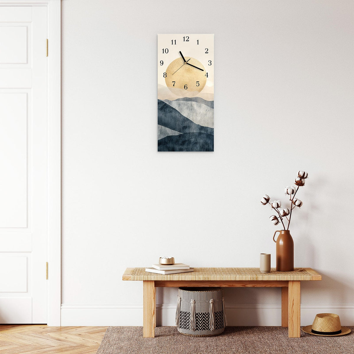 Moderne Wanduhr aus Glas mit Farbtiefe – Wanduhr Sonnenaufgang Hügel aus Glas – Hochformat 30 × 60 cm