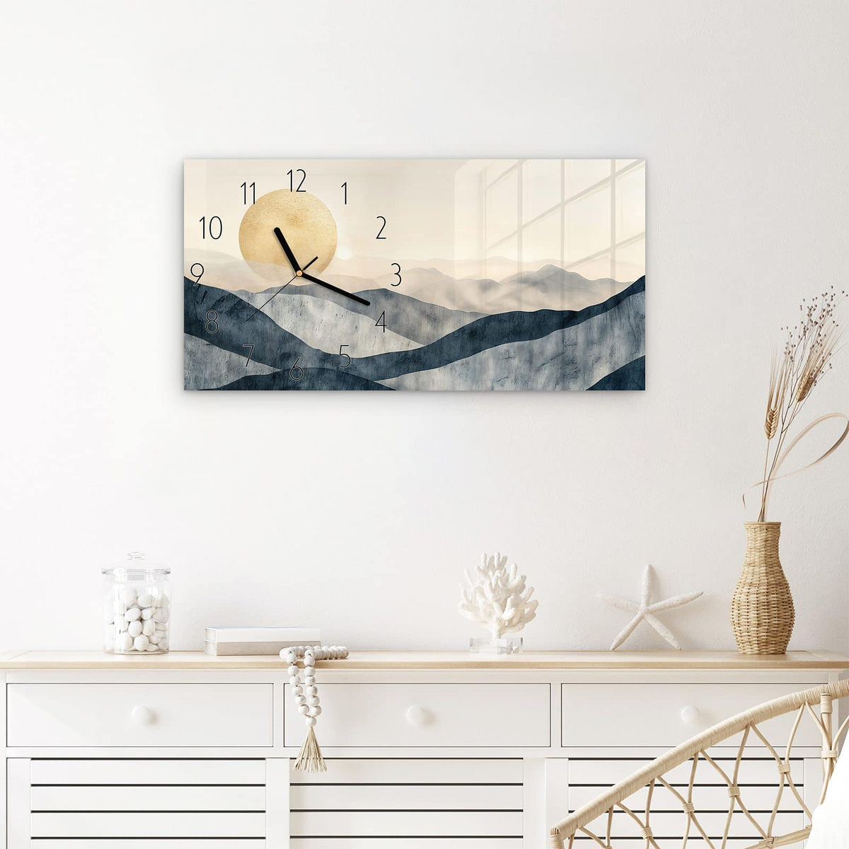 Wanduhr Sonnenaufgang Hügel aus Glas – Querformat 60 × 30 cm – Große Sonne über blauen Hügeln