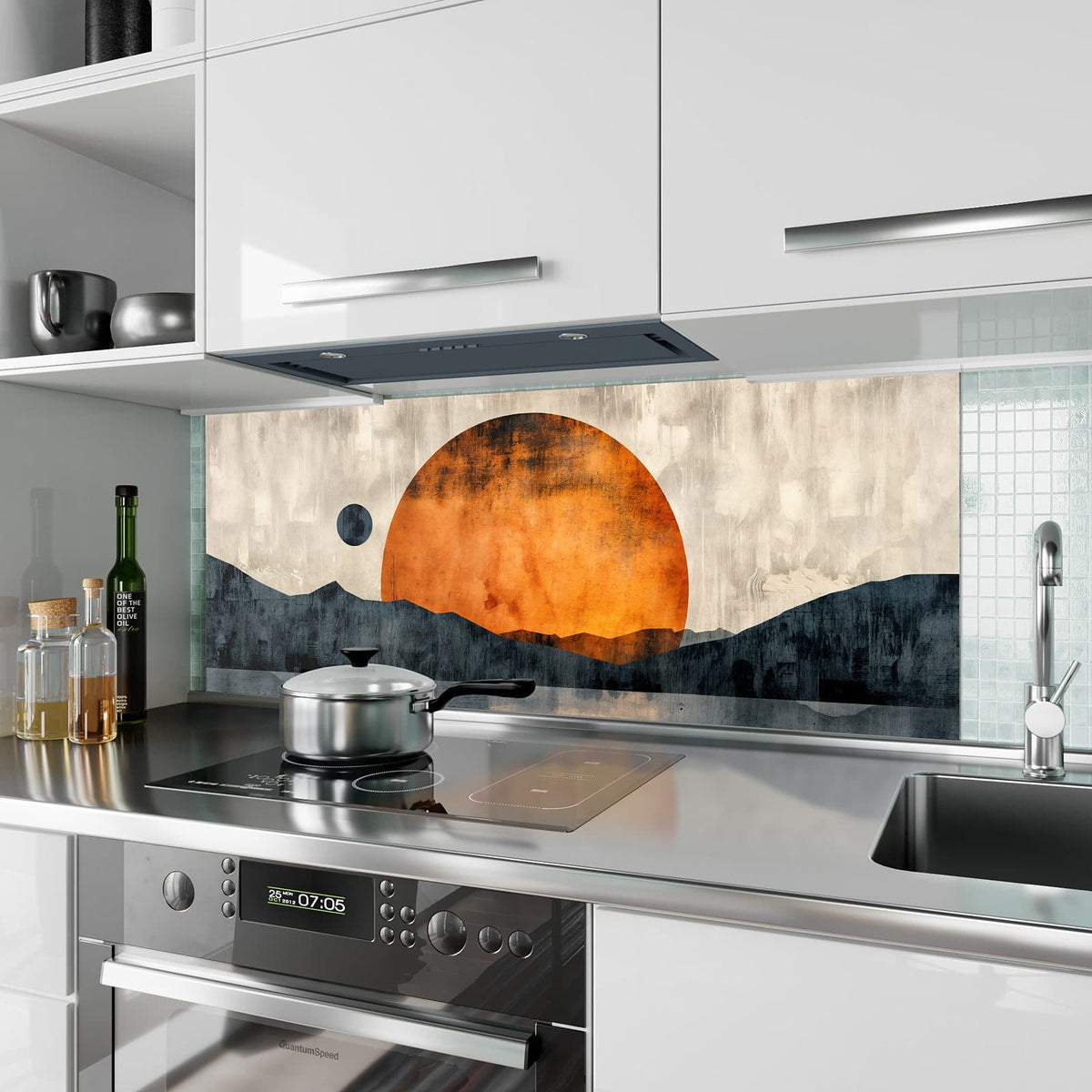Küchenrückwand aus Glas Orange Sonne über Bergen im Hochformat als Spritzschutz hinter dem Kochfeld, über dem Fliesenspiegel montiert