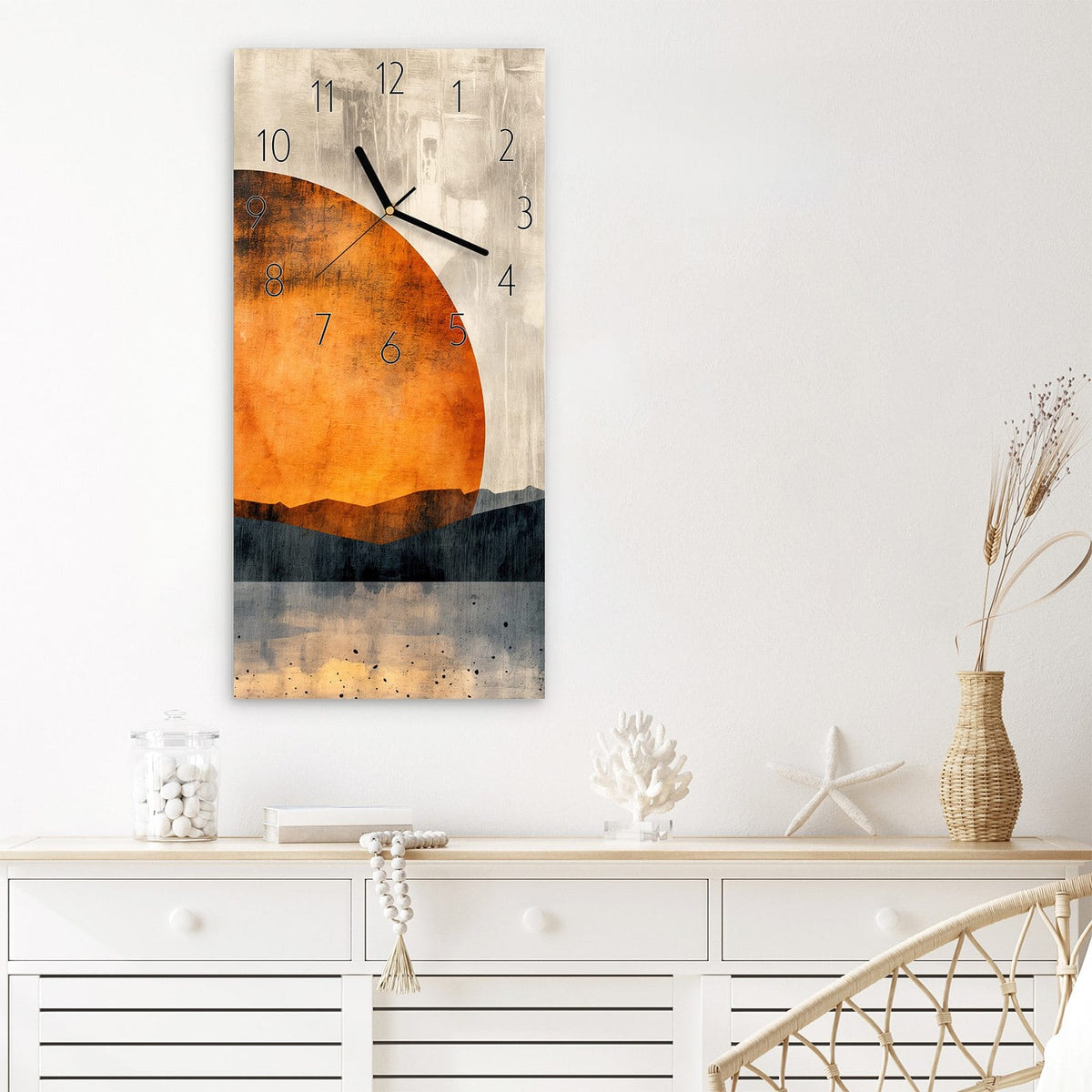 Wanduhr Sonnenuntergang Kunst aus Glas – Hochformat 30 × 60 cm – Orange Sonne über dunklen Bergen