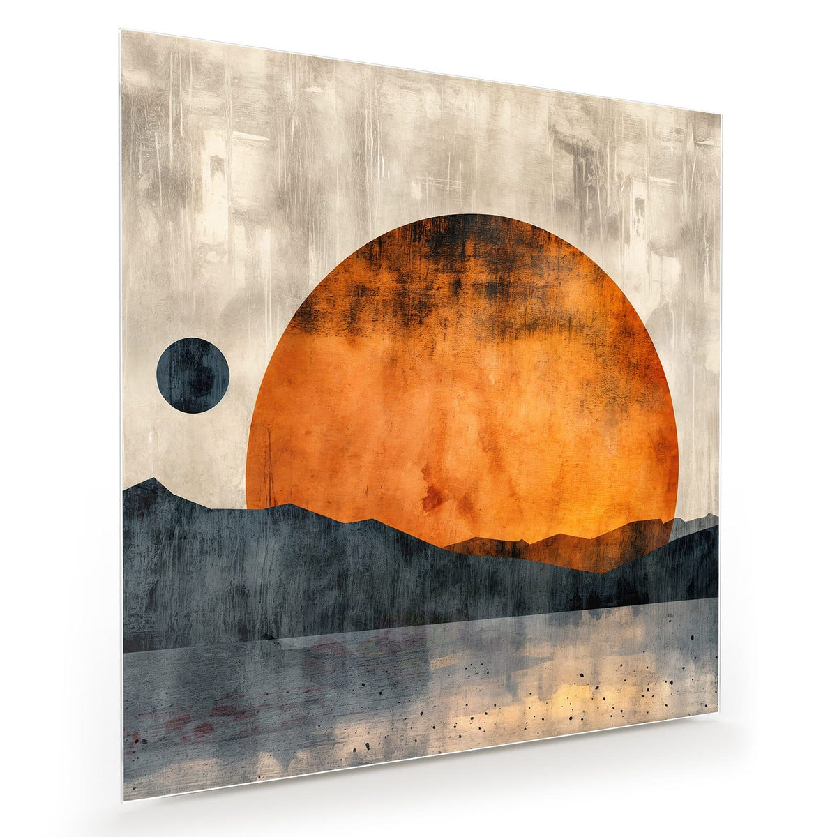 Große orange Sonnenscheibe über dunkelblauen Bergsilhouetten und Wasser, links ein kleiner dunkler Mond.
