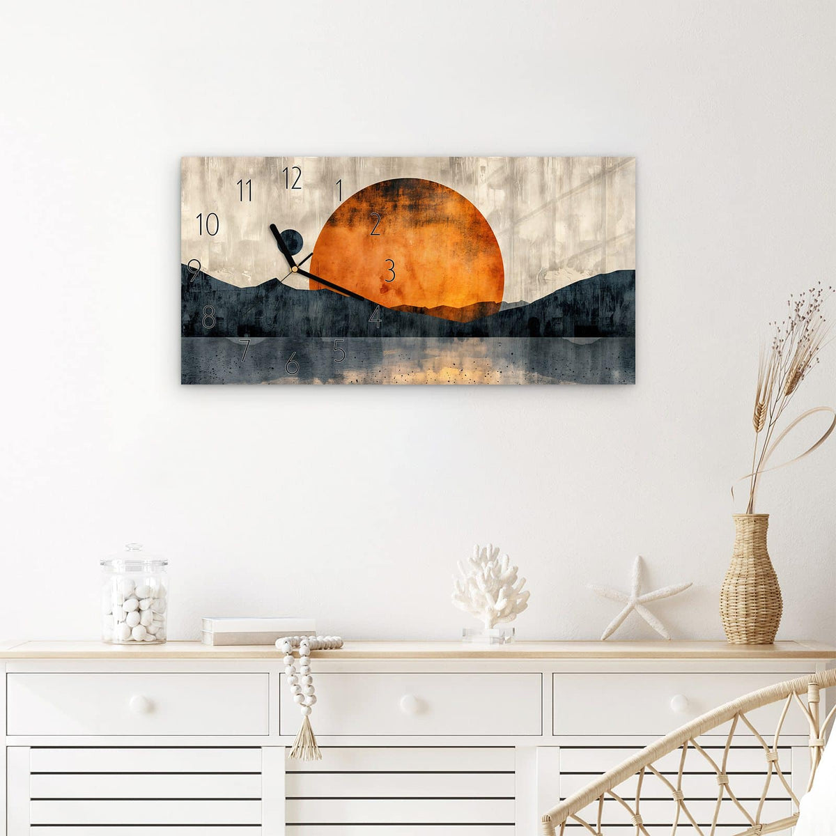 Wanduhr Sonnenuntergang Kunst aus Glas – Querformat 60 × 30 cm – Orange Sonne über dunklen Bergen