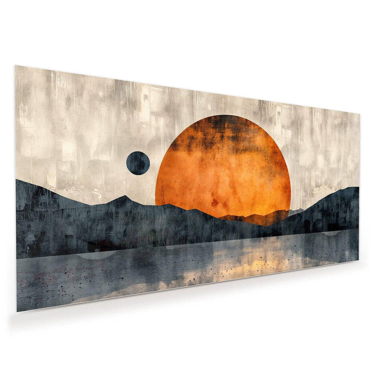 Große orange Sonnenscheibe über dunkelblauen Bergsilhouetten und Wasser, links ein kleiner dunkler Mond.