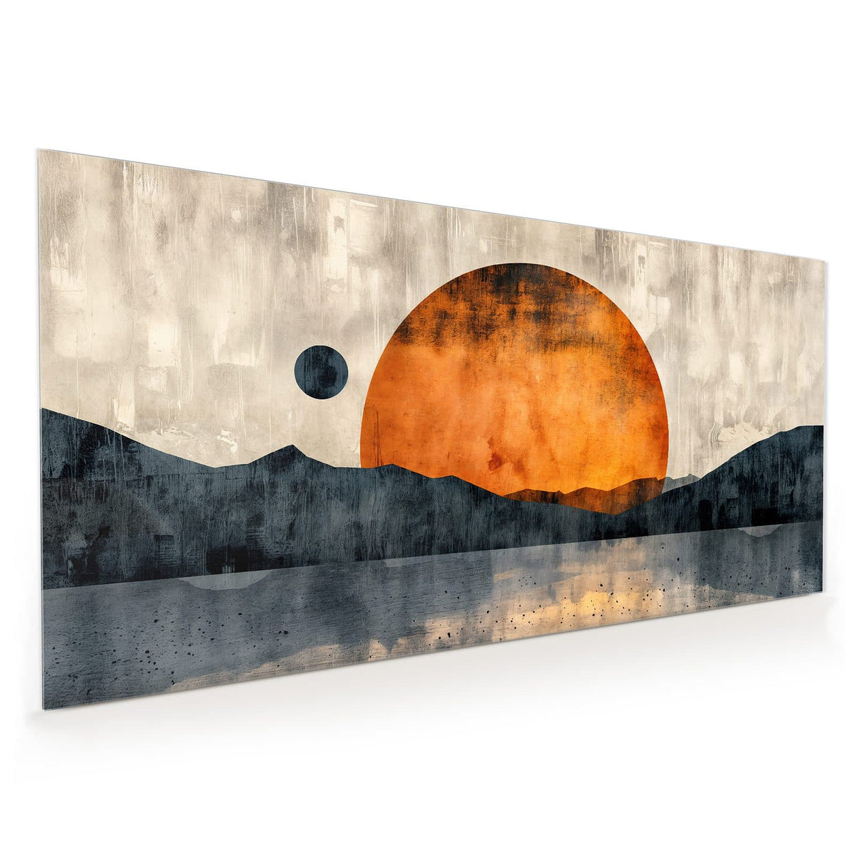 Küchenrückwand aus Glas im Hochformat: Große orange Sonnenscheibe über dunkelblauen Bergsilhouetten und Wasser, links ein kleiner dunkler Mond.