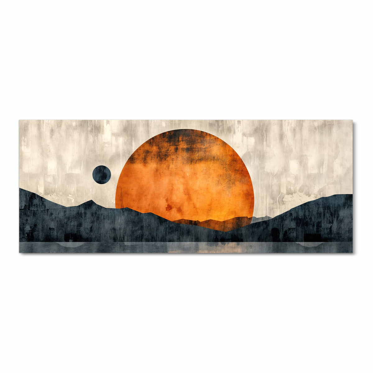 Große orange Sonnenscheibe über dunkelblauen Bergsilhouetten und Wasser, links ein kleiner dunkler Mond.